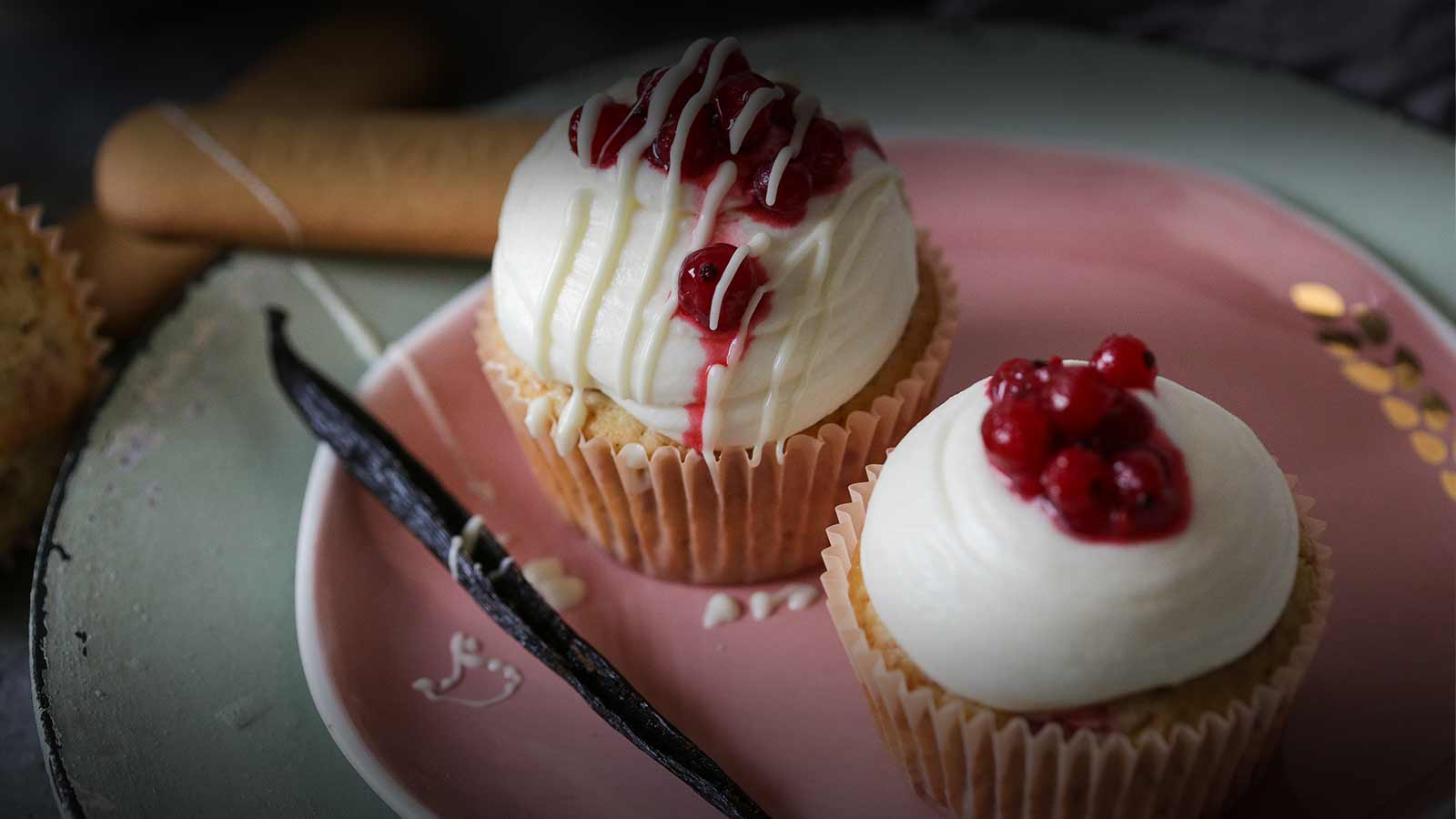 Plazma cupcakes (tortice) s crvenim voćem i bijelom čokoladom